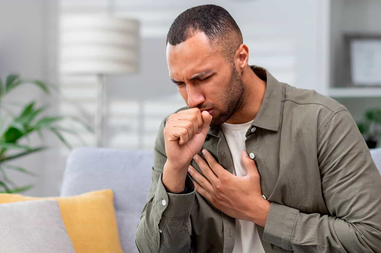 Hombre tosiendo tomando graneodin