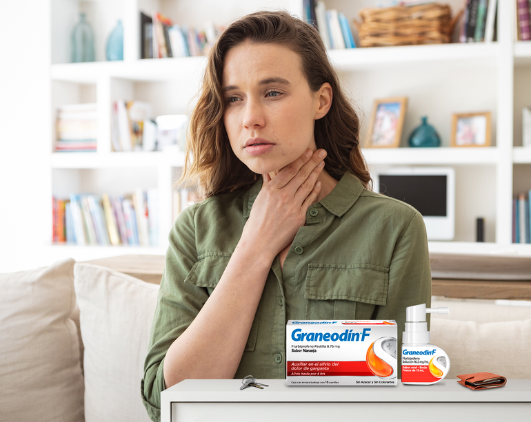 Mujer con dolor de garganta tomando Graneodín