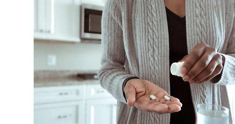 Mujer tomando antibióticos