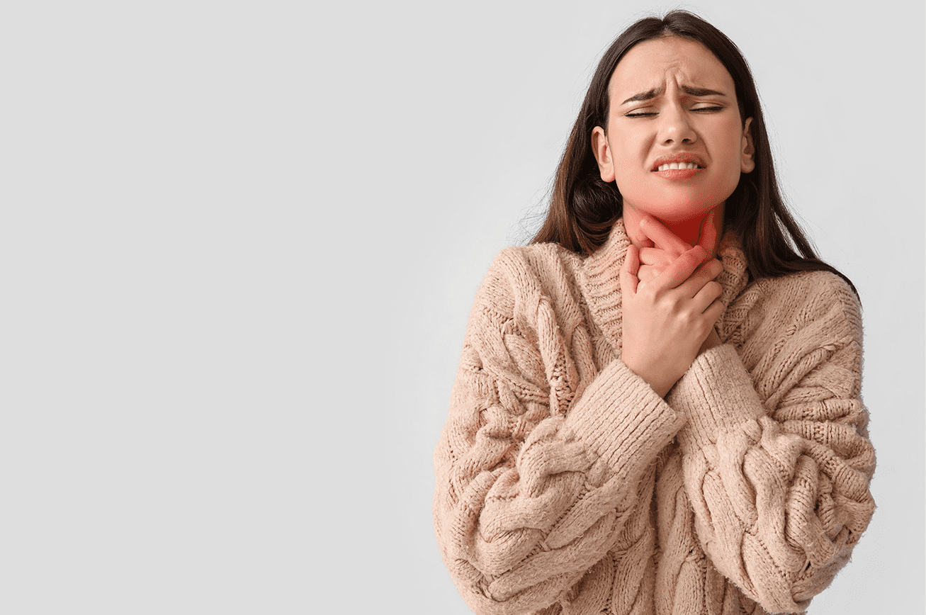 Mujer tomando sujetándose la garganta con dolor